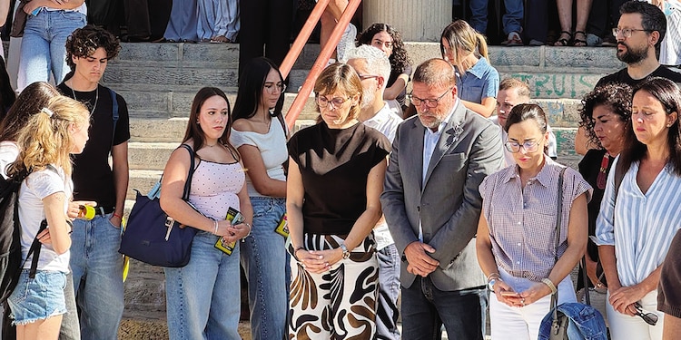 EN ESPAÑA. En uno de los campus de la Universidad de Granada se guardó un minuto de silencio en memoria de la joven asesinada durante la noche del sábado pasado.