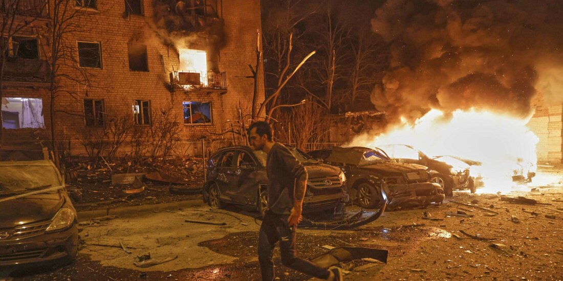 Un hombre huye de las llamas tras un ataque con drones rusos contra Járkiv, Ucrania, ayer.