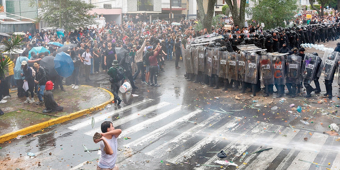 El choque, con agua, piedras y gases entre la policía y un grupo de personas en Guadalajara, en la protesta por el vital líquido contaminado