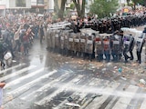 El choque, con agua, piedras y gases entre la policía y un grupo de personas en Guadalajara, en la protesta por el vital líquido contaminado