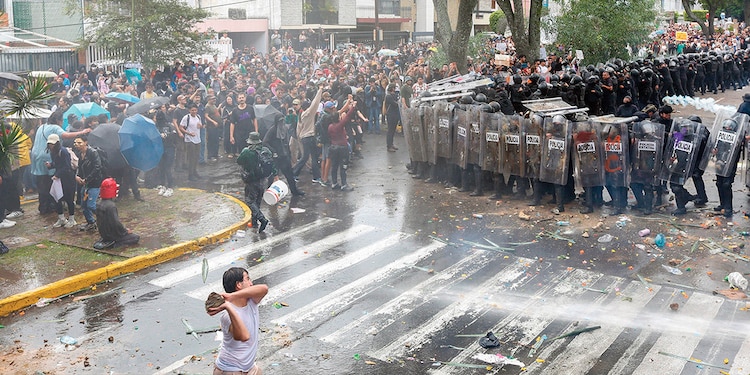 El choque, ayer, con agua, piedras y gases entre la policía y un grupo de personas en Guadalajara, en la protesta por el vital líquido contaminado.