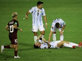 Lionel Messi se duele en el césped durante el partido entre Venezuela y Argentina, después de la dura patada que le dio Adrián Martínez.