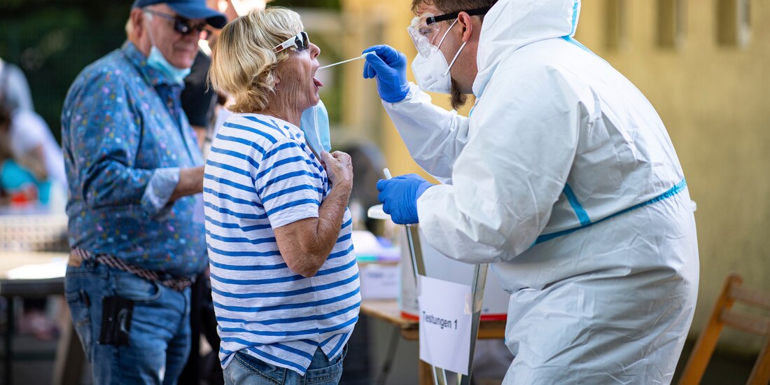 Aplican prueba de detección de COVID-19 a una mujer en Alemania, el 25 de junio de 2020.