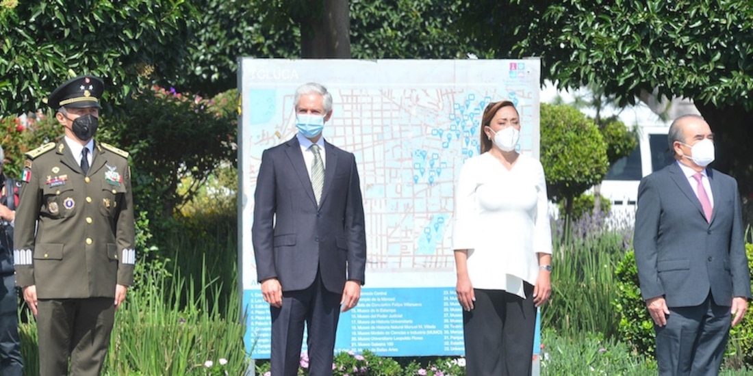 El gobernador Alfredo Del Mazo (1), durante el desfile de elementos de seguridad, junto con funcionarios, en Toluca, ayer.