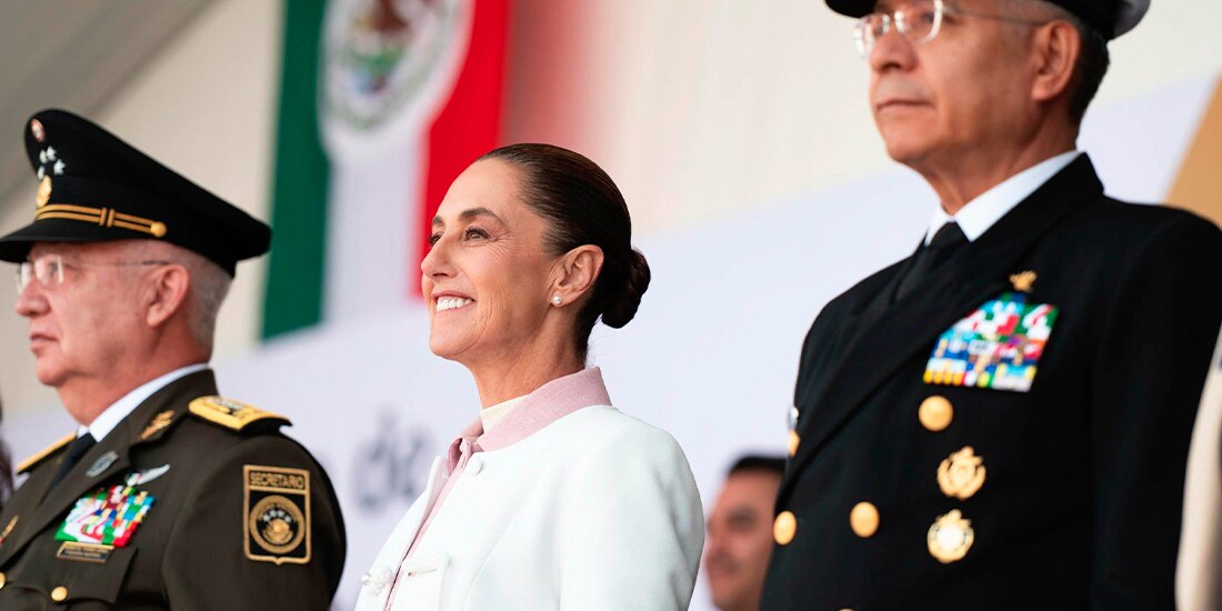 Claudia Sheinbaum Pardo, Presidenta de México y los secretarios de la Defensa y Marina; Ricardo Trevilla Trejo y Raymundo Pedro Morales Ángeles, durante el 113 Aniversario de la Marcha de la Lealtad,