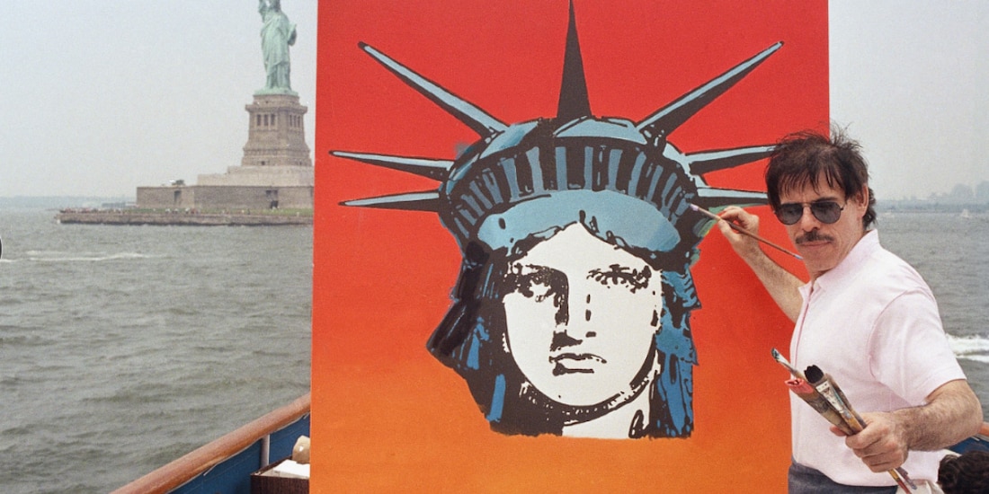 El artista Peter Max trabaja en una pintura de la Estatua de la Libertad a bordo de un barco en el puerto de Nueva York, el 4 de julio de
1987.