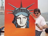 El artista Peter Max trabaja en una pintura de la Estatua de la Libertad a bordo de un barco en el puerto de Nueva York, el 4 de julio de
1987.