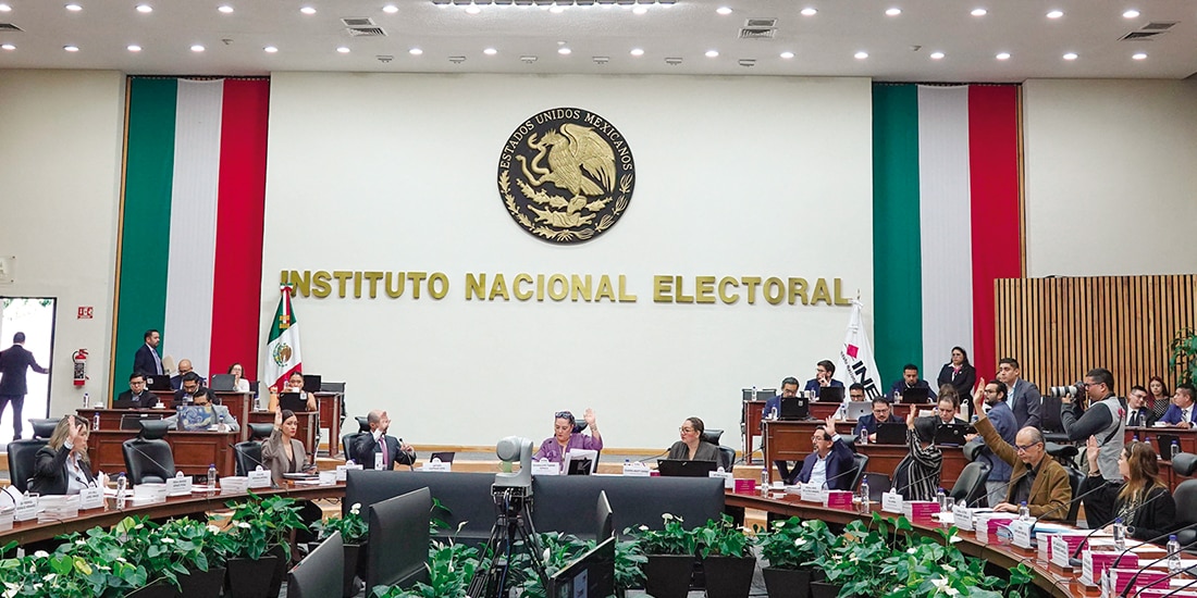 Votación durante la sesión ordinaria del Consejo General del órgano electoral, ayer.
