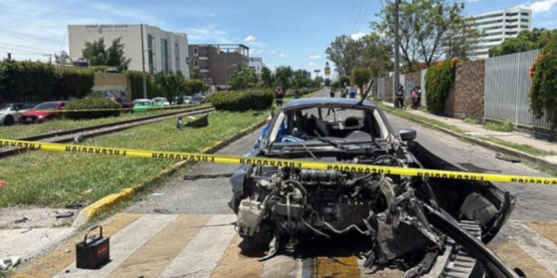 Uno de los vehículos que fueron impactados por el tren en Irapuato, ayer.