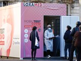 Personas acuden a puntos de detección de COVID-19 instalados en distintas ciudades de Francia.