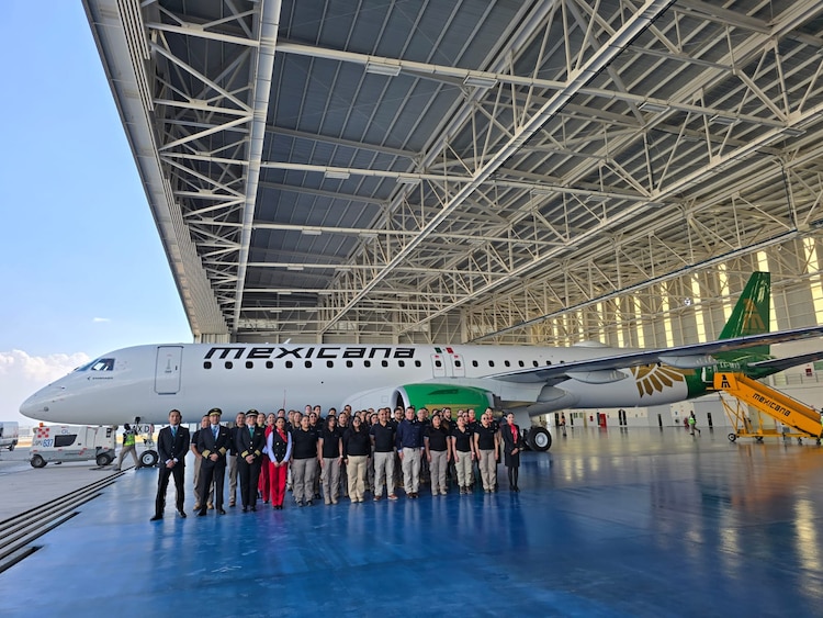 Al fondo, la quinta aeronave Embraer E195-E2 con matricula XA-MXE.