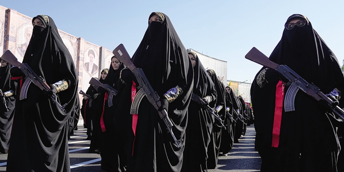Mujeres afiliadas a la Guardia Revolucionaria marcharon durante el ejercicio militar estatal Janfaday, ayer.