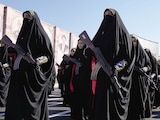 Mujeres afiliadas a la Guardia Revolucionaria marcharon durante el ejercicio militar estatal Janfaday, ayer.