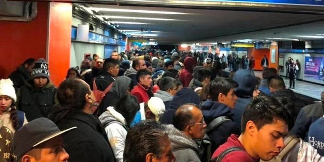 Usuarios saturan estaciones de la Línea 2 del Metro.