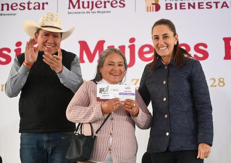 Presidenta Claudia Sheinbaum junto a una beneficiaria de la Pensión Mujeres Bienestar.