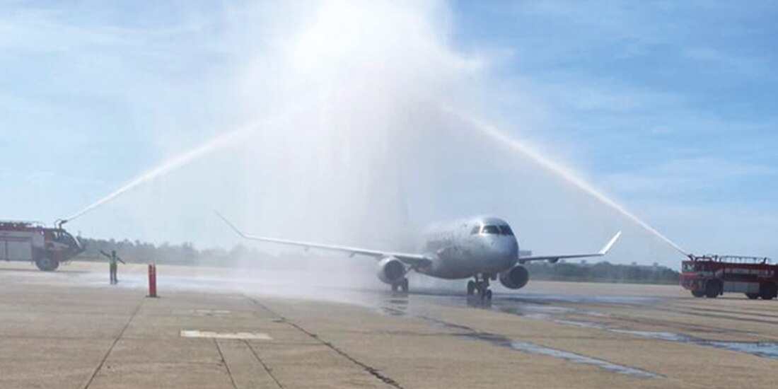 Con arco de agua, Guerrero recibe a turistas provenientes de EU, ayer.