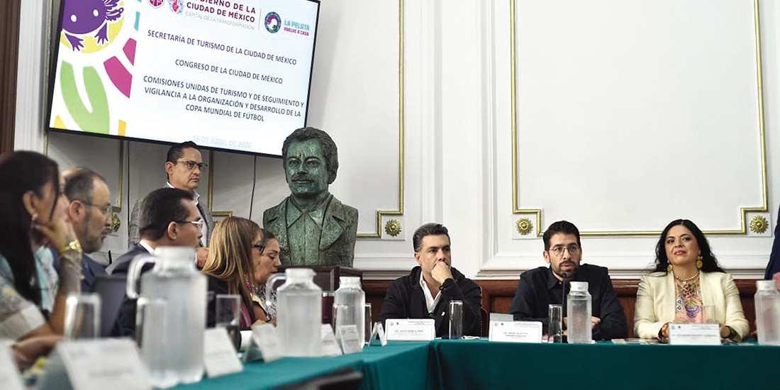 Diputados y la secretaria de Turismo, ayer, en la mesa de trabajo.
