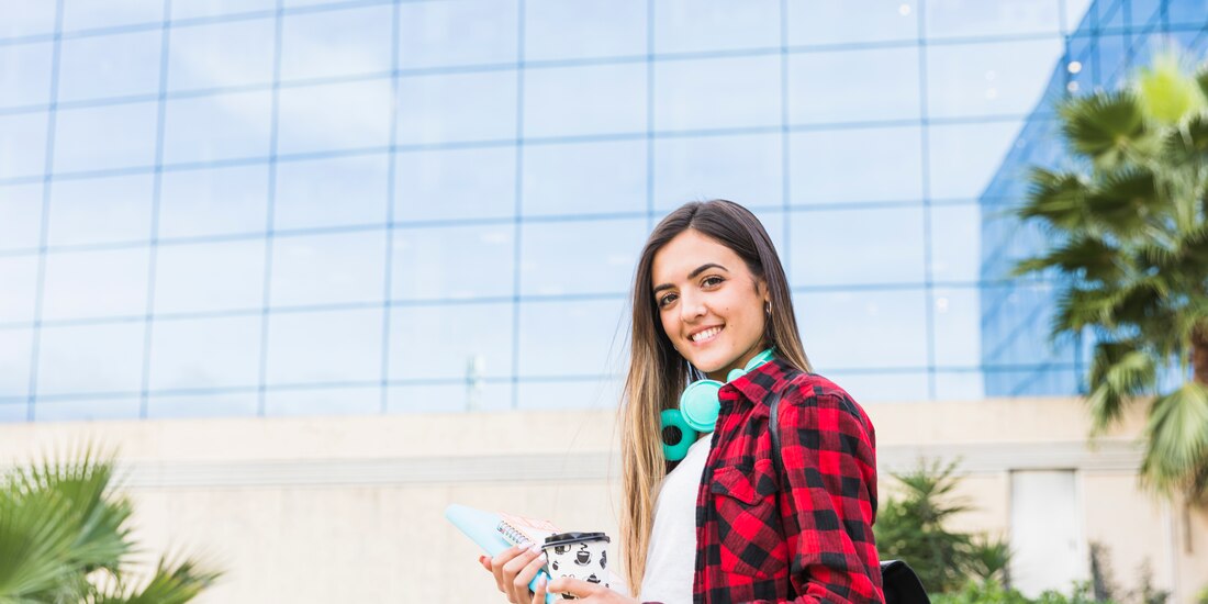 Cada beca tiene requisitos específicos.