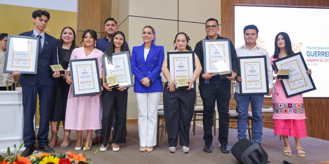 Evelyn Salgado entrega el Premio al Mérito Juvenil a jóvenes que inspiran a Guerrero.