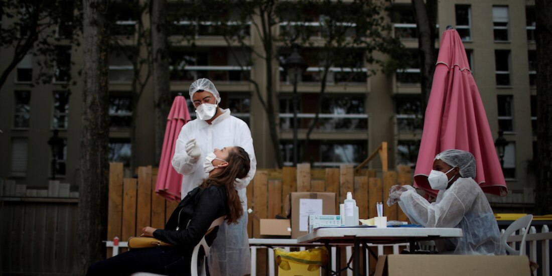 Una mujer es sometida a un hisopado para detectar el coronavirus, ayer, en París.