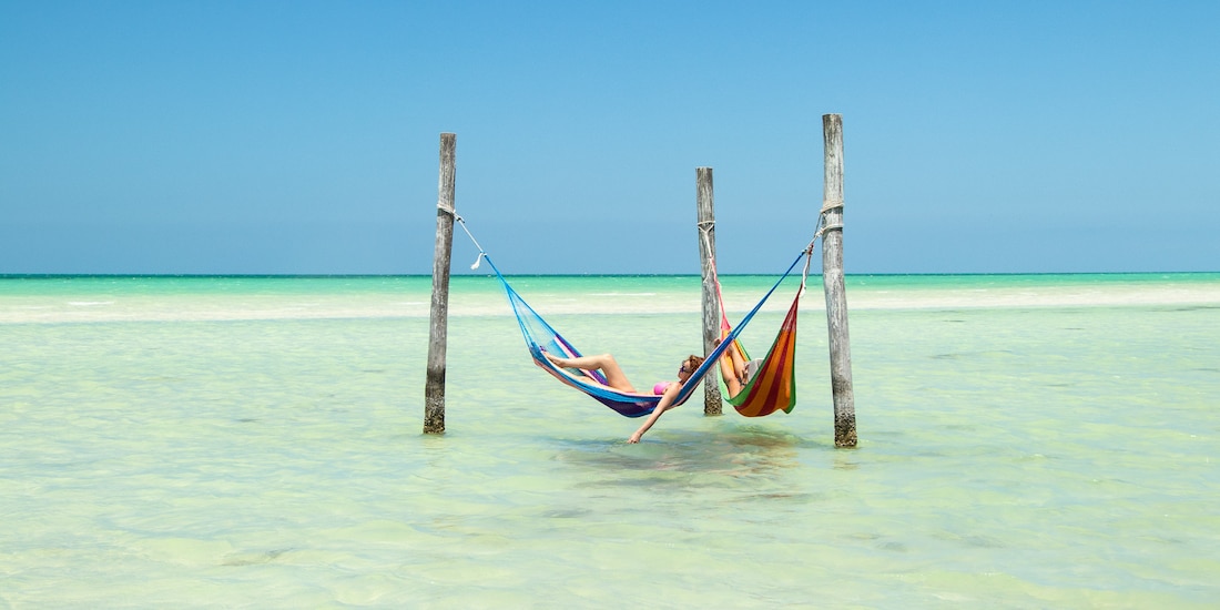 Holbox, Quintana Roo. En este lugar se han esforzado por mantenerse en armonía con el medio ambiente. Su naturaleza exótica y tropical simplemente te dejará sin palabras. En este destino, Casa las Tortugas cuenta con habitaciones decoradas con un estilo étnico y orgánico.