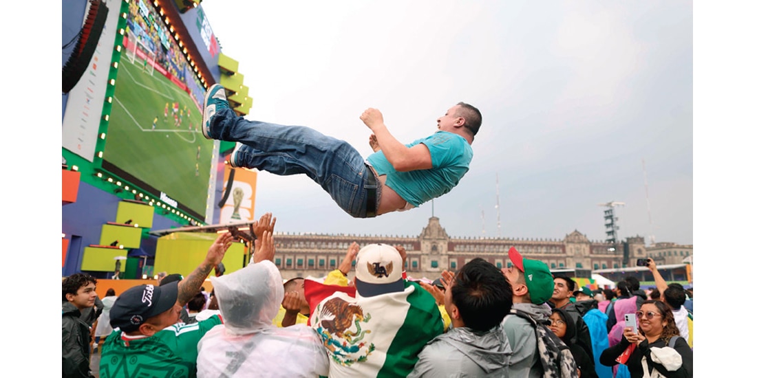 AFICIONADOS hicieron volar a un hombre durante el Fan Fest, ayer