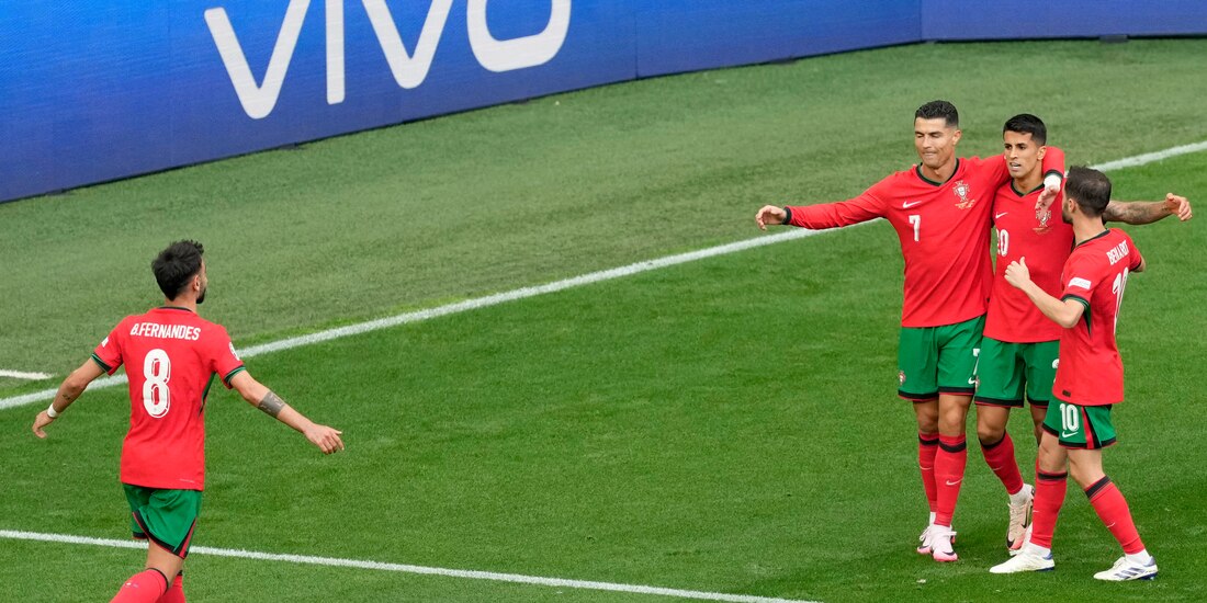Cristiano Ronaldo celebra un gol con sus compañeros en la victoria de Portugal ante Turquía en la Eurocopa 2024