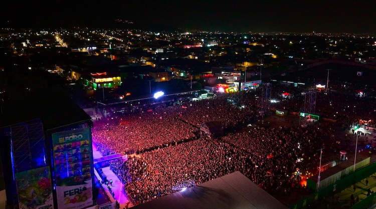 Miles de fanáticos del rock abarrotaron la Feria Nacional Potosina durante la jornada sabatina.