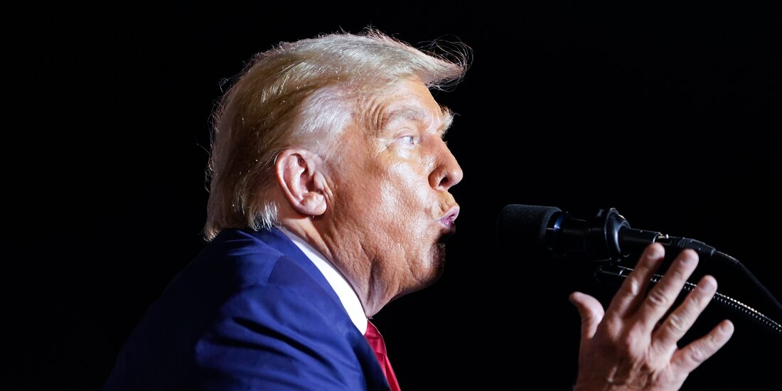 El expresidente Donald Trump habla en un mitin de campaña en Hialeah, Florida, el 8 de noviembre de 2023