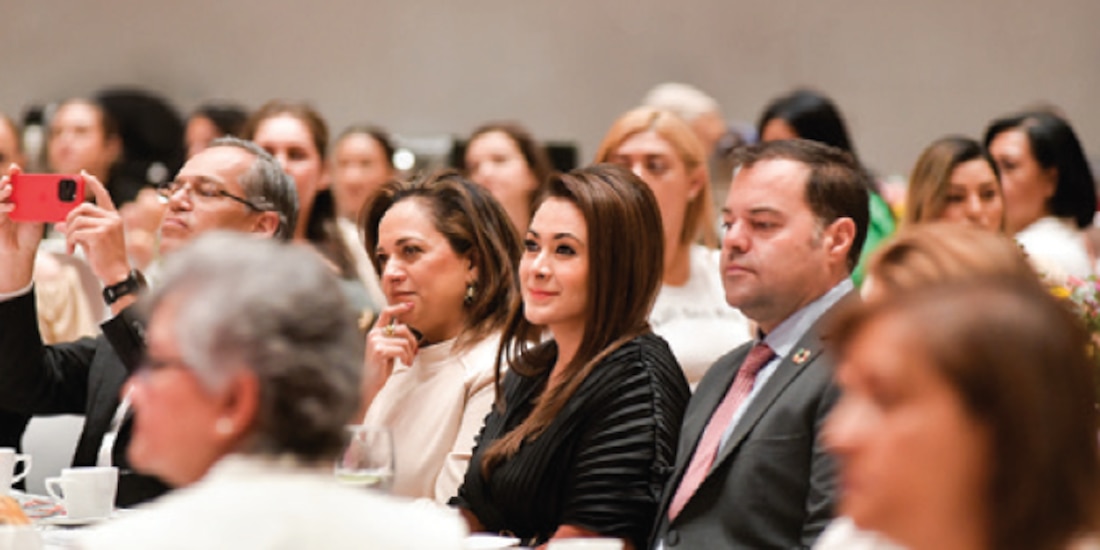 La gobernadora de Aguascalientes, Tere Jiménez (c.), ayer.