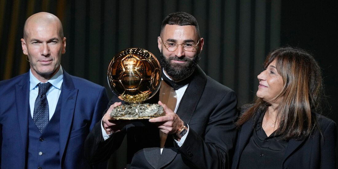 El futbolista francés levanta el premio, ayer, en París.