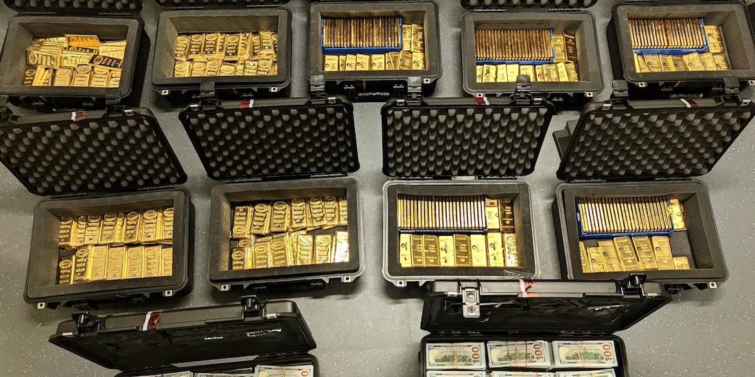 Exfuncionario de la CIA se declara culpable de robo de 40 millones de dólares en lingotes de oro.