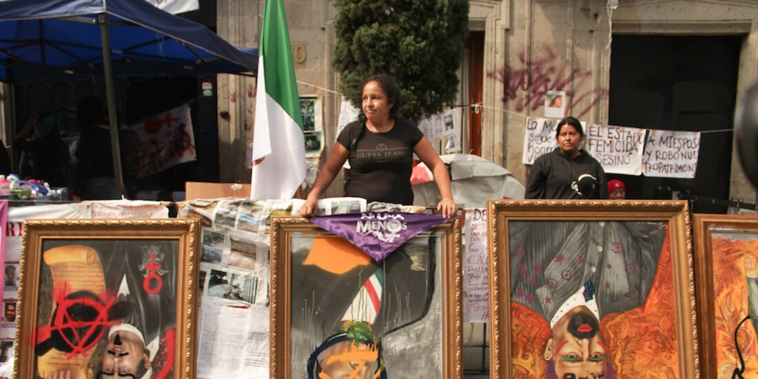 Activistas, ayer, afuera de la sede de la CNDH.
