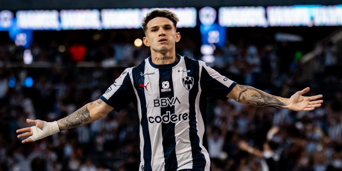 Diego Rossi celebrando su gol ante el Juárez.