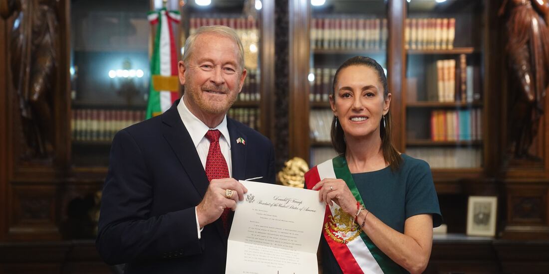 La presidenta Claudia Sheinbaum y el embajador de EU en México, Ronald Johnson.