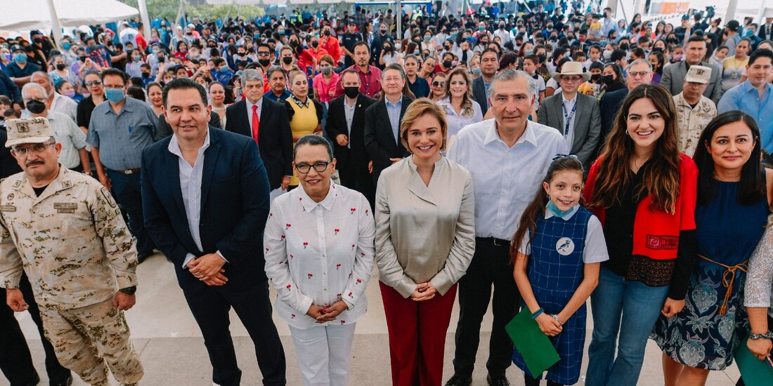 La gobernadora de Chihuahua con funcionarios federales.