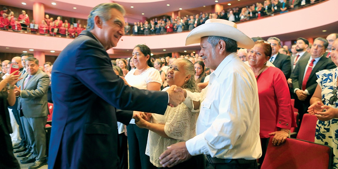 El gobernador de Tamaulipas (izq.), ayer, tras presentar su cuarto informe.
