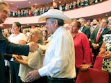 El gobernador de Tamaulipas (izq.), ayer, tras presentar su cuarto informe.