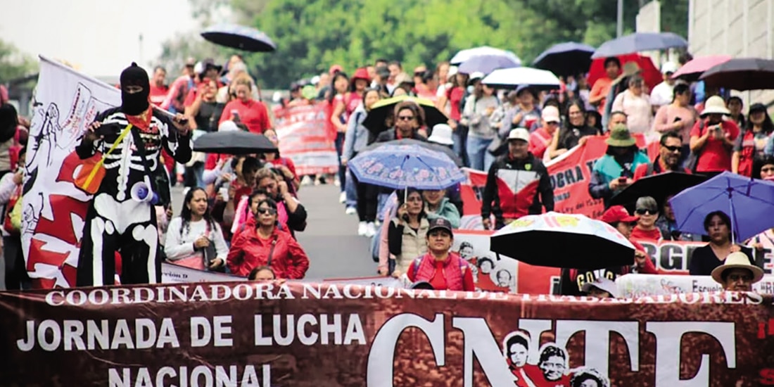 Maestros de la CNTE durante la marcha hacia el Zócalo de la CDMX, el pasado 11 de noviembre.