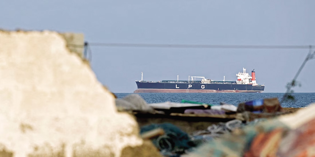 Un buque cisterna está anclado en Shinas, Omán, el 11 de marzo.