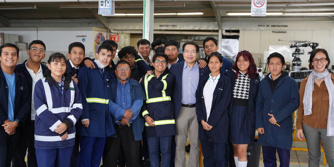 Al centro, el titular de la SEP, Mario Delgado.
