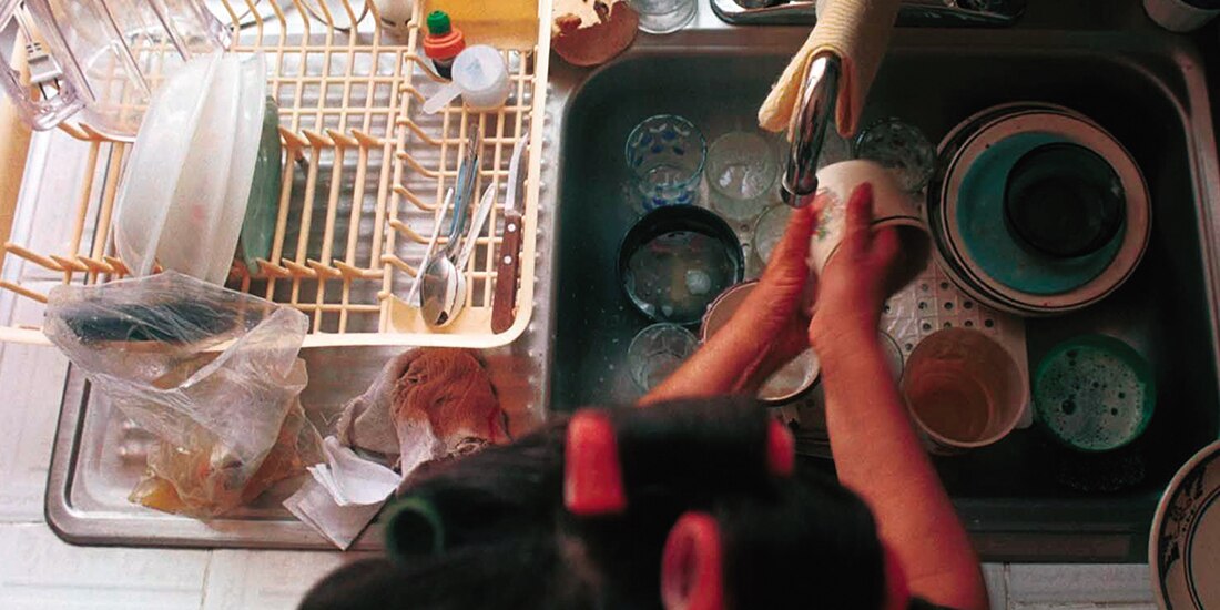 Mujeres dedicadas al cuidado de sus familias realizan labores de limpieza, en imagen de archivo.