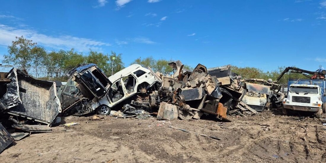 La Fiscalía General de la República (FGR) dio a conocer que en Tamaulipas se llevó a cabo la destrucción de 30 vehículos con blindaje artesanal denominados “monstruos”