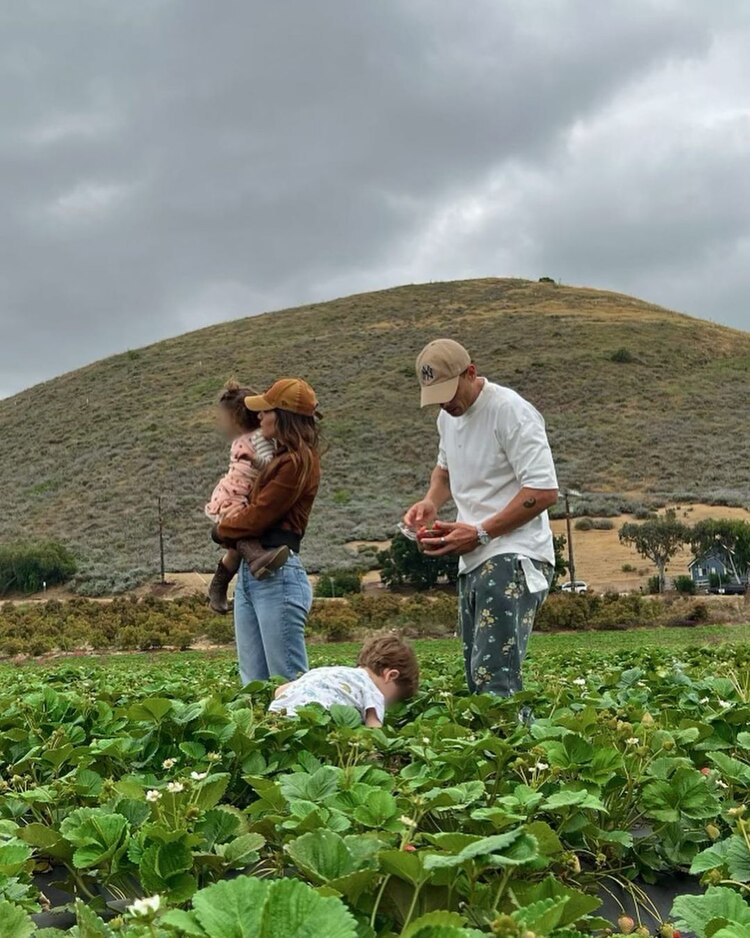Javier "Chicharito" Hernández aprovecha de su tiempo libre para visitar a sus hijos.