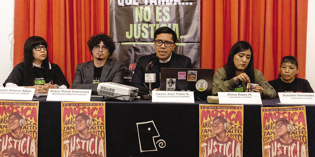 La familia de Miguel Ángel Rojas junto con sus abogados, ayer, en conferencia.