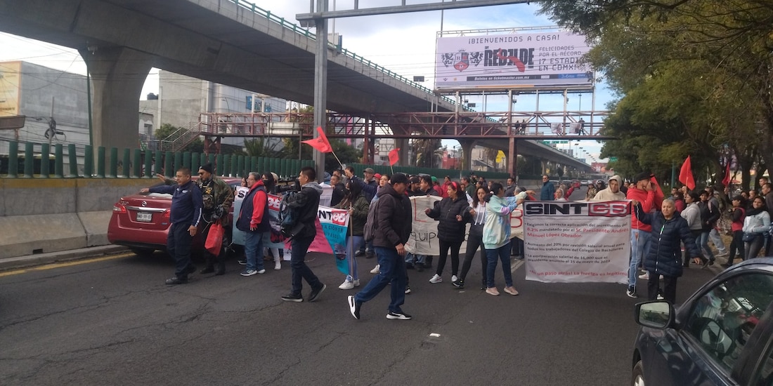 Manifestantes del sindicato de trabajadores del Colegio de Bachilleres mantiene bloqueo en Periférico Norte.