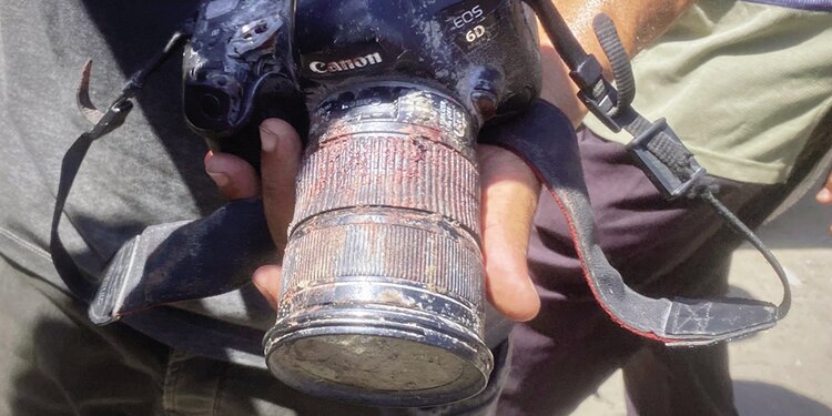 Cámara manchada de sangre que portaba la periodista Mariam Dagga, de 33 años, cuando murió en un doble ataque israelí, ayer.