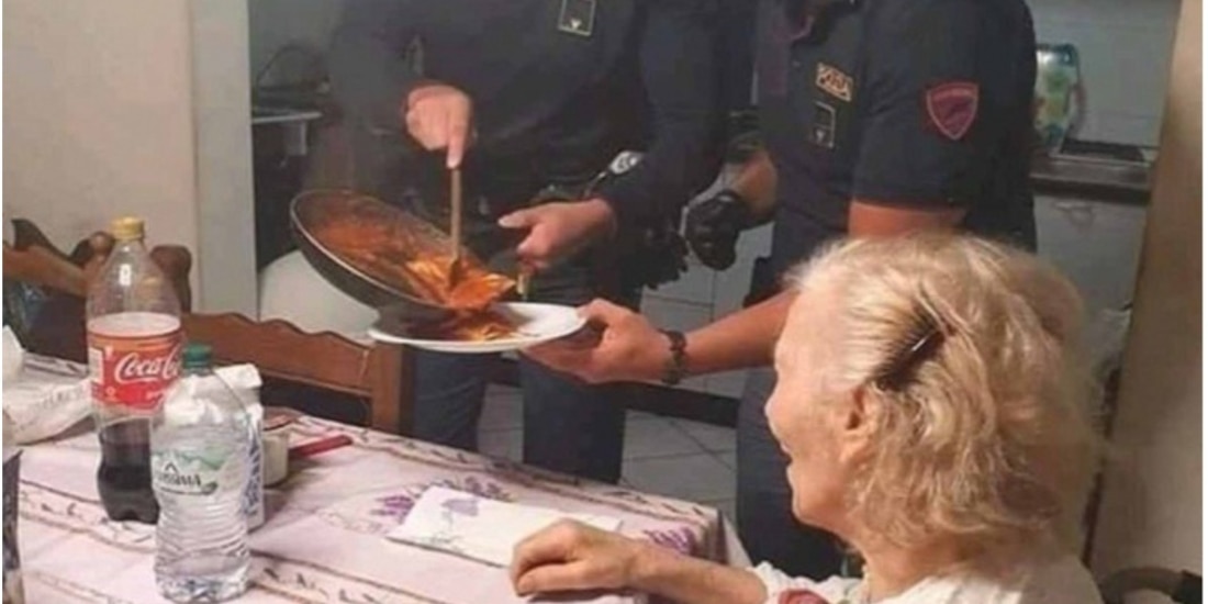 Policías le cocinan a abuelita enferma