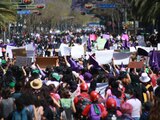 Manifestantes marchan en CDMX en el marco del Día de la Mujer.