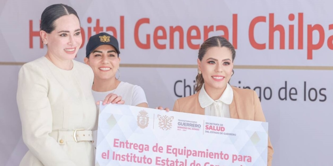 La gobernadora Evelyn Salgado (der.), ayer, en Chilpancingo, Guerrero.